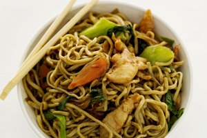 El chow mein casero comienza con unos estupendos fideos.