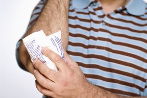 El hielo ayuda a aliviar el dolor de la tendinitis.