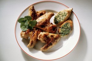 Las pechugas de pollo cocinadas en un asador son jugosas y tiernas.