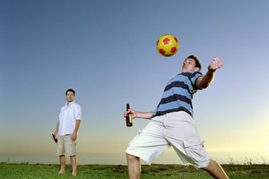 Controla el balón con el pecho.