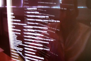 La mayoría de los lenguajes de programación soportan variables locales y globales.