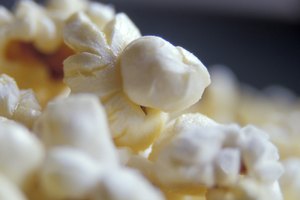 Ponle aceite de oliva al pochoclo para un tentempié saludable.