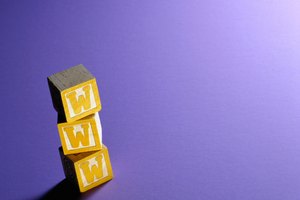 Puedes utilizar la etiqueta "<div>" para crear las mismas filas y columnas que se encuentran en una tabla, y formatear la anchura y la altura de cada celda individualmente, lo que te da más control sobre la ubicación de los elementos.