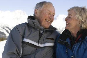 Una pareja afuera en invierno en un resort de ski.