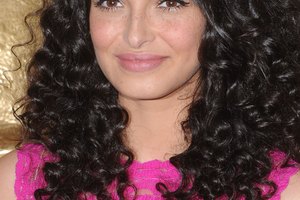Anna Shaffer muestra risos desenredados en los British Academy Games Awards en Londres Hilton, 2013.