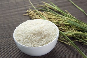 Plato con arroz blanco.