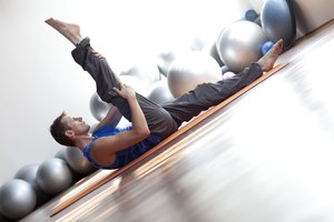 Un hombre haciendo ejercicios de elongación