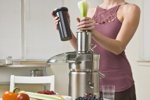 Puedes ser capaz de perder 10 libras en menos de una semana ayunando o bebiendo sólo jugo, pero es muy probable que ganes mucho más peso cuando regreses a alimentarte normalmente.