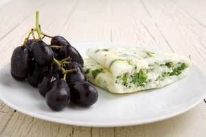 Un omelette con claras de huevos y uvas.