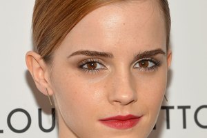 El maquillaje puede darte la apariencia de una nariz proporcionada como la de Emma Watson.
