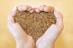 Se requiere que consumas el aceite de linaza en mayor cantidad que el aceite de pescado para obtener los mismos beneficios.