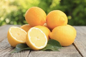 Limones sobre una mesa de madera.