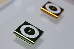 Puedes conectar tu pequeño iPod en tu automóvil.