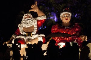El Sr. y la Sra. Claus son parte de la exhibición en la fiesta Honolulu City Lights.