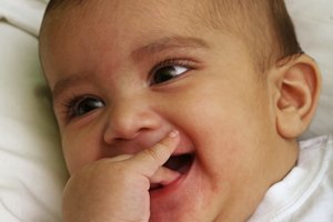 Capitaliza sobre la curiosidad de tu bebé sobre su boca para estimular su mente y sus músculos faciales.