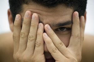 El malestar por ojos secos a menudo te hace sensible a la luz.