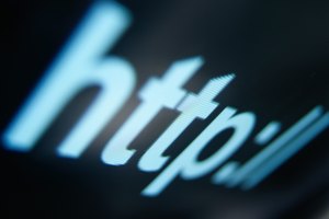 Considera los elementos técnicos y de difusión al diseñar el set de transmisión de noticias por la Web.
