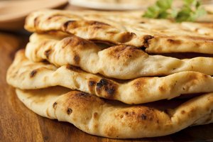 Pila de pan naan.