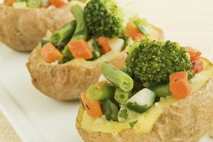 Rellena una papa al horno con brócoli.