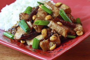 Plato de pollo kung-pao.