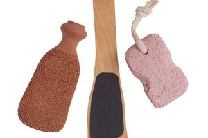 La piedra pómez es una piedra natural que desgasta los callos.