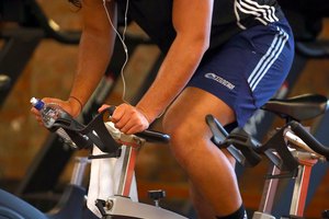 Realiza ráfagas de alta intensidad de ejercicios cardiovasculares entre las series de levantamiento de pesas.
