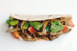 El doner kebab es un plato turco, popular como aperitivo en el Reino Unido.