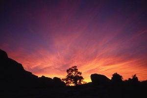 Campamento en los grandes espacios abiertos cerca del Monumento Nacional Joshua Tree.
