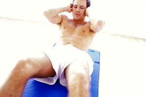 Llevar las rodillas hasta el pecho es un excelente ejercicio abdominal.