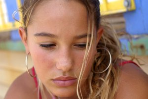 La soledad en los adolescentes puede ser causada por muchas razones.