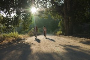 Una deficiencia de vitamina D puede causar osteomalacia en adultos, lo que lleva al dolor muscular y debilidad.