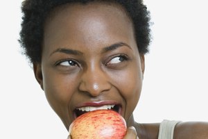 Comer manzanas puede ayudar a mantener los niveles de colesterol y azúcar en la sangre bajo control.