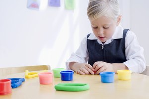 Jugar con arcilla puede ayudar a los niños a desarrollar sus habilidades motoras finas.