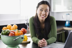 La alimentación intuitiva implica comer alimentos que deseas y detenerte una vez que estás satisfecha.