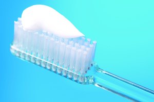 Usa una pasta de dientes que tenga olor a menta.