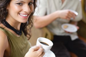 El té de hojas de alfalfa es hecho al agregar 1 cucharadita de hojas de alfalfa en 2 tazas de agua hirviendo durante unos 10 minutos aproximadamente.