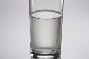 Mide cuatro onzas de agua fría.