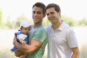 De acuerdo con Creating a Family, 2 millones de personas gays o lesbianas en los Estados Unidos están interesados en adoptar a un niño.