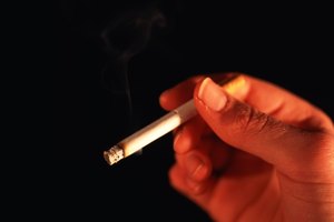 Las personas que padecen tabaquismo tienen más posibilidades de padecer de insuficiencia renal crónica.