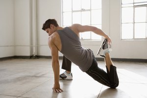 Estiramiento de los flexores de la rodilla y extensores del codo en un solo movimiento.