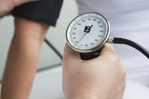 Los resultados normales deberían ser de 120/80 o menos para los adultos.