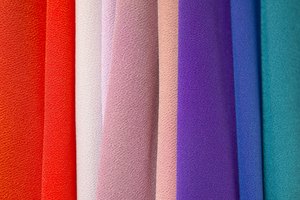 Intenta doblar pañuelos delgados para crear un moño más colorido y esponjoso.