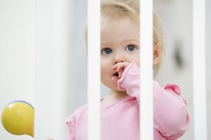 Encuentra el equipo de seguridad correcto para mantener al pequeño protegido.