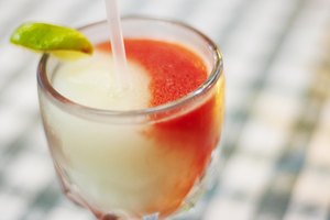 El alcohol contiene calorías vacías, que llevan a tener "Barriga cervecera".