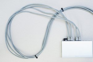 Un cable transpuesto es por lo general un cable de red plano con conectores RJ45 en cada lado.