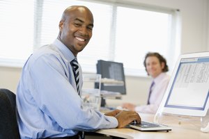 Mantenerte de pie y apoyarte con las manos detrás de la parte baja de la espalda puede ayudar a mejorar la flexibilidad de la columna y prevenir el dolor durante el trabajo en la computadora.