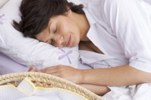 Una cuna o cama junto a la tuya puede hacer que sea más fácil levantarte sin perturbar al bebé.