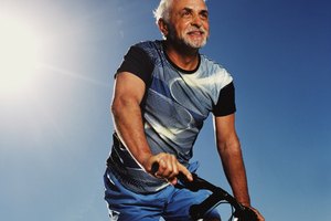El médico del deporte también juega un papel integral en el tratamiento de las lesiones cuando se producen en el campo o en el gimnasio.