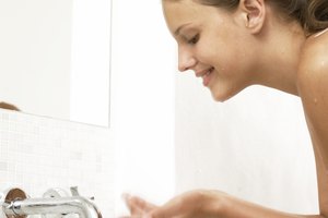 A menos que, simplemente prefieras el sabor del agua embotellada, el agua del grifo es una manera menos costosa para mantenerse hidratado.