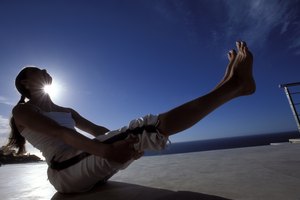 Levanta las piernas con los músculos abdominales.